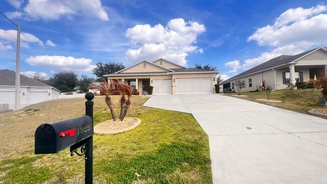 Building Photo - Immaculate 4 BR / 3 BA - With an OFFICE!