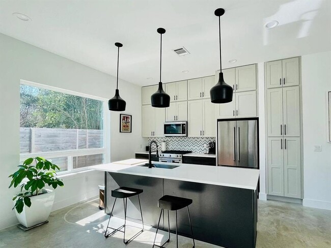 Building Photo - 910 Gullett St