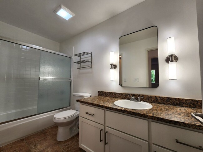 Building Photo - 1 Bedroom 1 Bath Remodeled Condo Available...