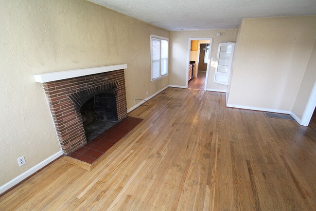 Building Photo - BEAUTIFUL 2 BED, 1 BATH SEATTLE HOME FOR RENT W EASY COMMUTE