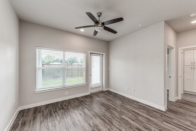 Building Photo - Limited-Time Offer: 2 Weeks Free on Modern 1-Bed!