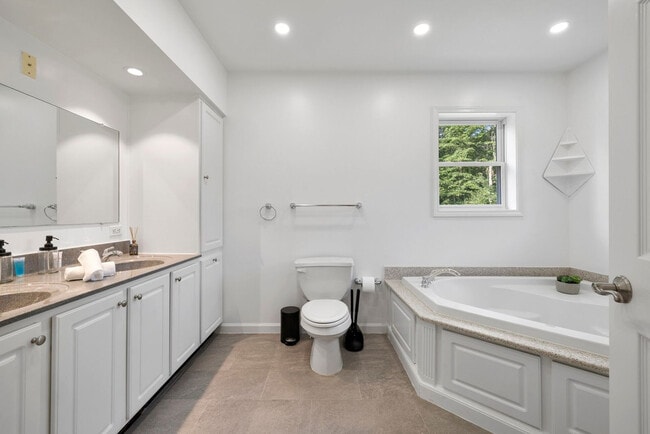 Building Photo - 163 Silver Lake Rd