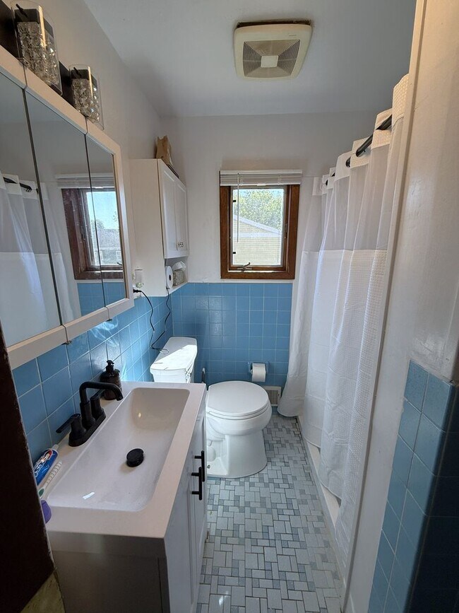 Building Photo - 1323 St James Ct