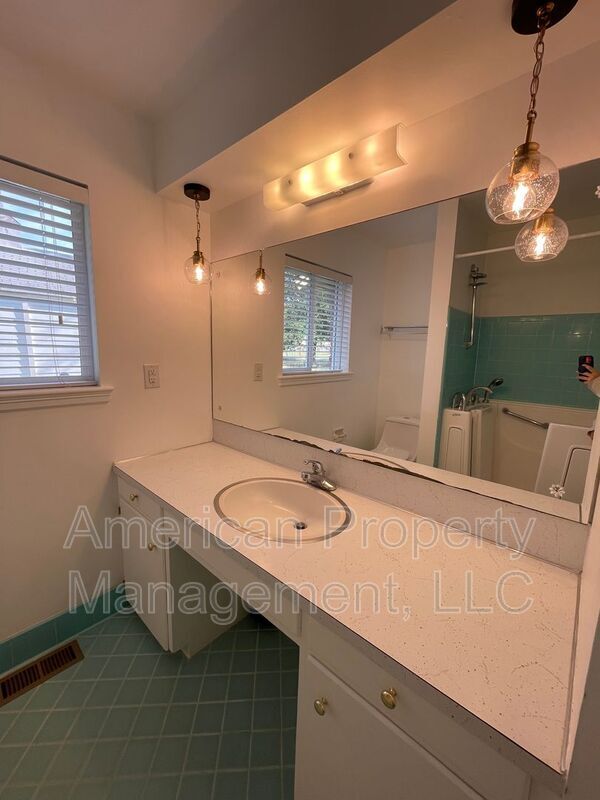 Building Photo - 5102 E 33rd St