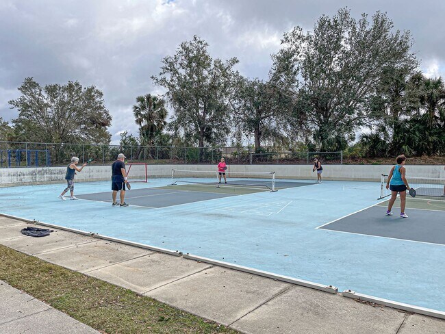 Building Photo - 3BD/2BA/3 Car Garage in Stoneybrook