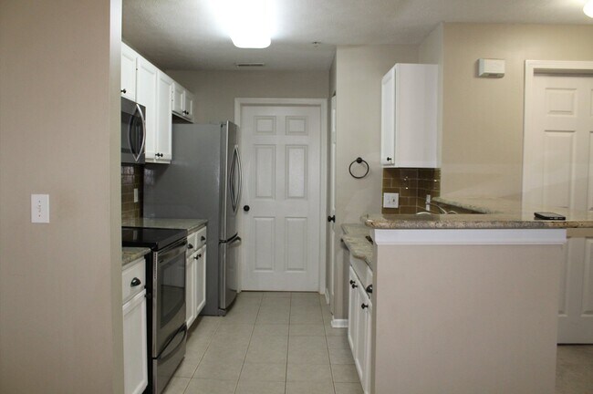 Building Photo - 14943 Lenox Dr
