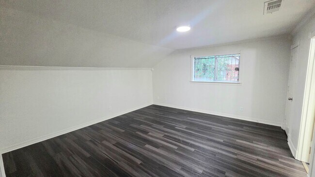 Building Photo - 215 Johnson Dr