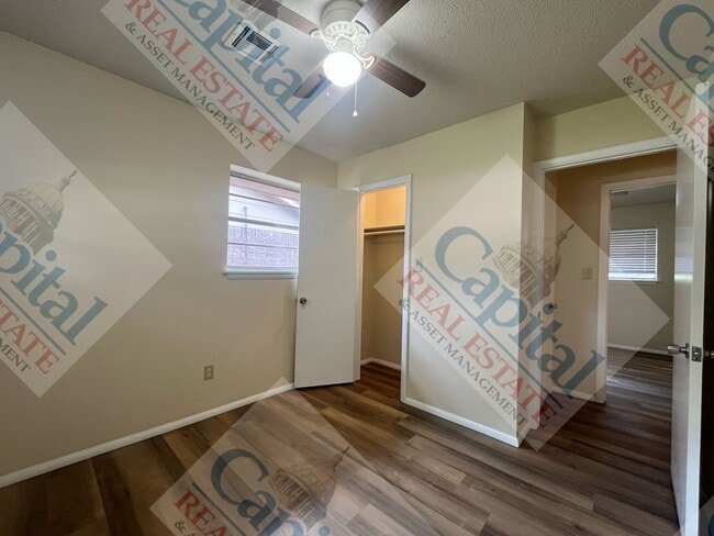 Building Photo - Adorable Home