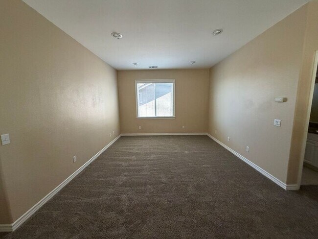 Building Photo - 46263 Drymen Ave