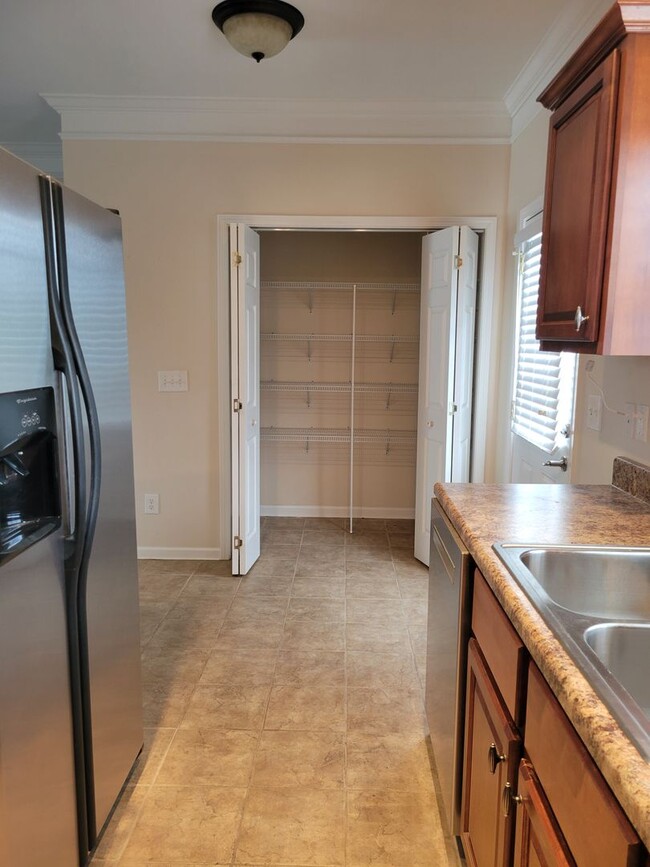 Building Photo - 2 bedroom, 2 bath Condo with Garage 5 mins...