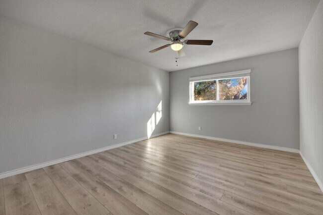 Building Photo - Beautiful home available in Castle Hills!