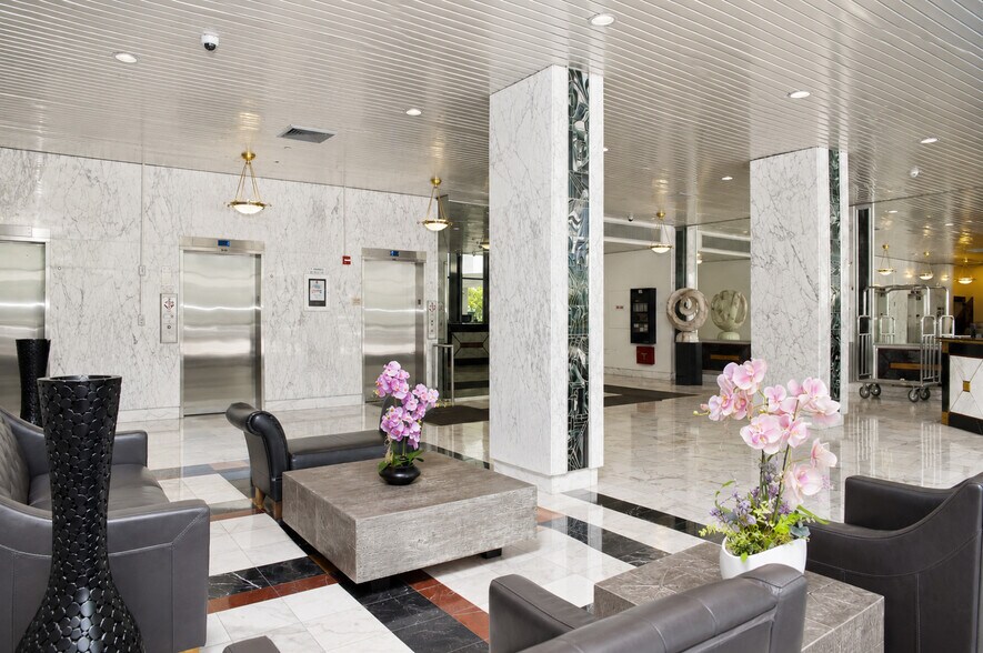 Building Photo - 3675 N Country Club Dr
