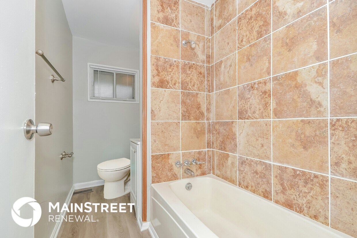 Building Photo - 8691 Bobolink Dr