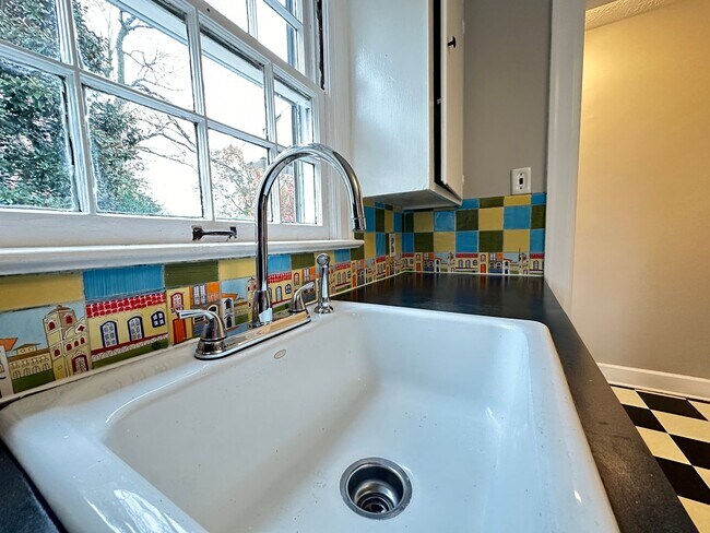 Building Photo - Charming 2-Bedroom Cottage-Style Home!