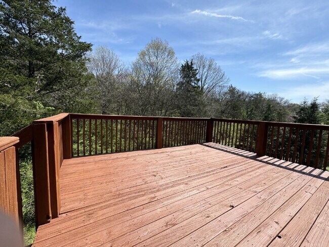 Building Photo - Stunning Move-In Ready Home in Hendersonville – Minutes from Old Hickory Lake!