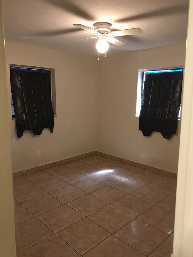 Building Photo - Large 5-2 house in Oakland Park