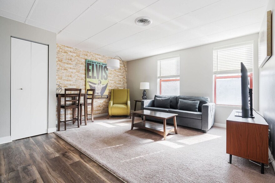 Building Photo - 615 N East St