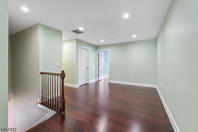 Building Photo - 33 Cortland Pl