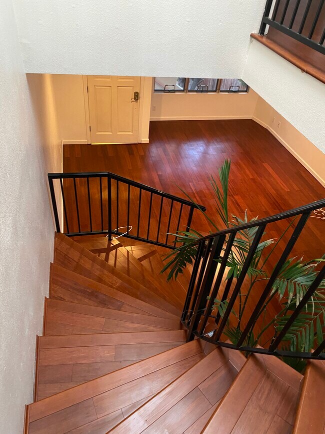 Building Photo - 640 Vernon Ave