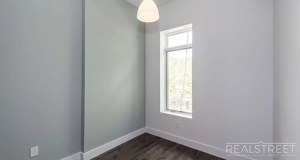 Building Photo - Massive 3 Bed (Flex 4 Bed) 3.5 Bath Duplex with Private Backyard in Bed-Stuy