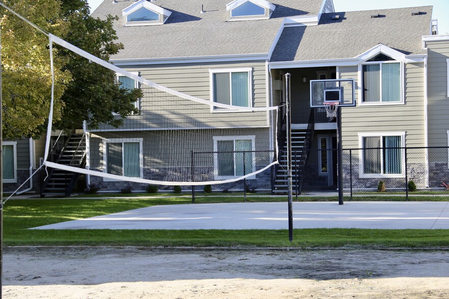 Volleyball - Sun River Apartments