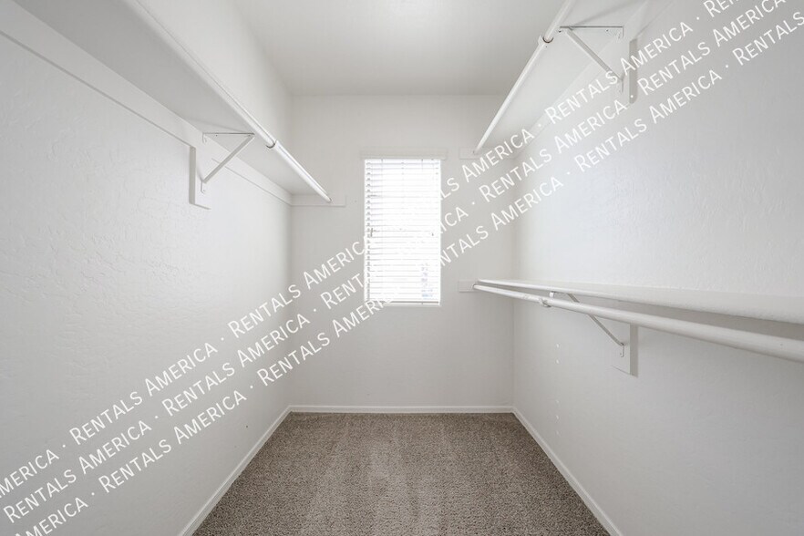 Building Photo - 4714 E Laurel Ave