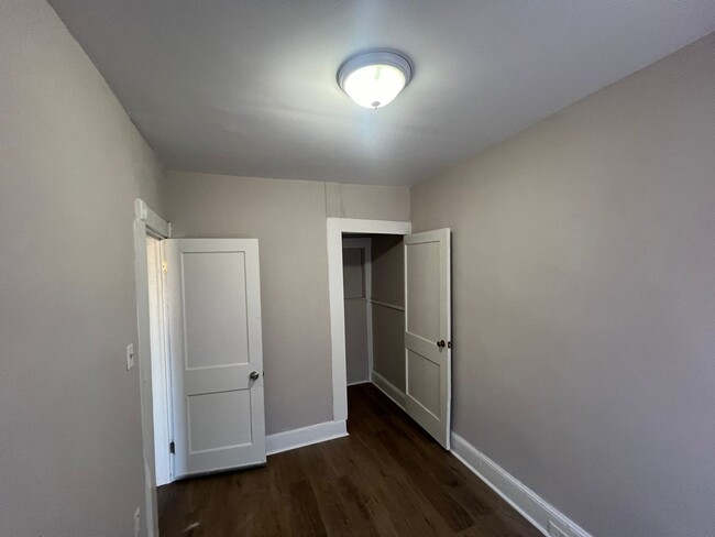 Building Photo - 3 Bed 1 Bath Renovated Townhouse