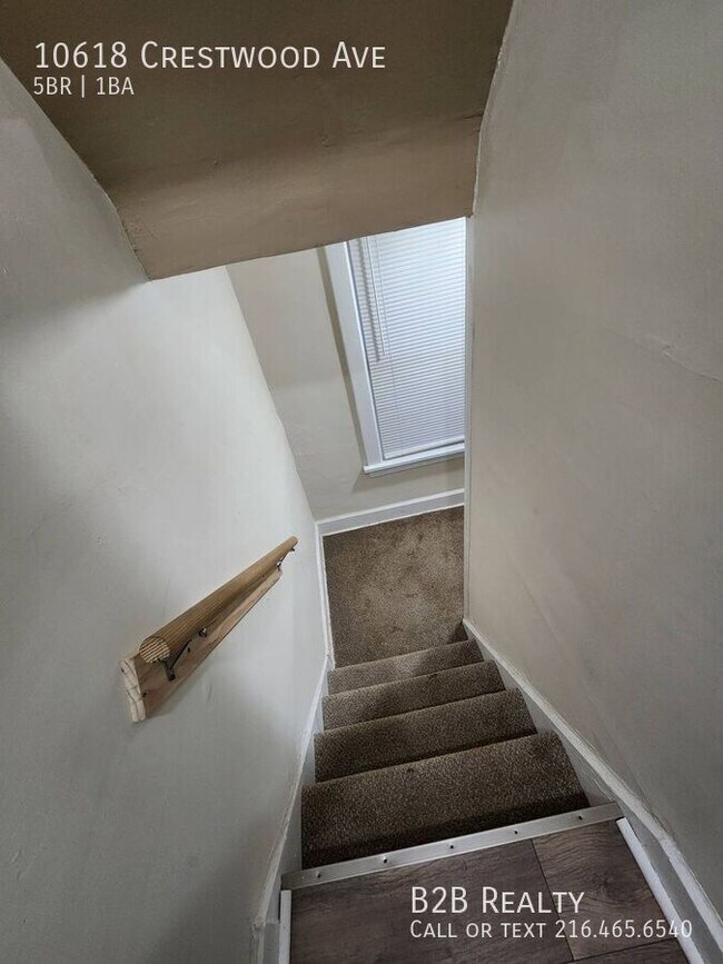 Building Photo - 10618 Crestwood Ave