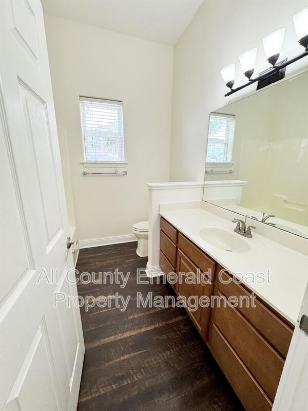 Building Photo - 722 Kelly St