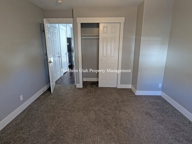 Building Photo - 6 Bed 3 Bath Home with Everything!