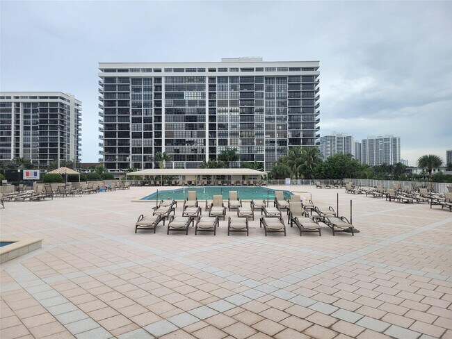 Building Photo - 1985 S Ocean Dr