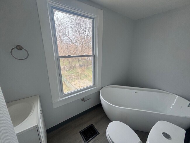 Building Photo - Charming 5-Bedroom Property in Prime Location