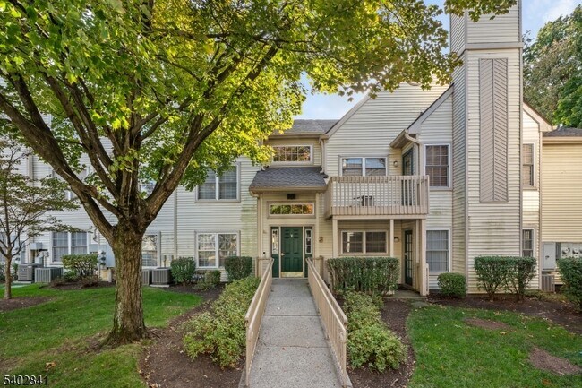 Building Photo - 11 Evergreen Dr