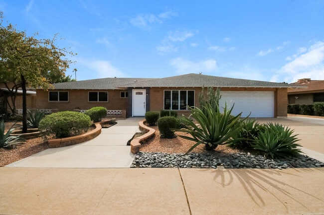 Building Photo - 525 E Geneva Dr