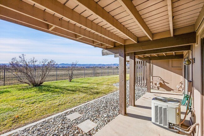 Building Photo - Backs to private lake with mountain views