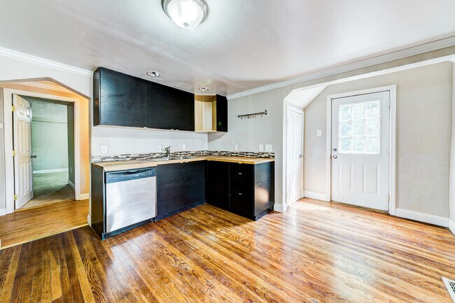 Building Photo - AVAILABLE AUGUST 2026 - Beautiful 3 Bedroom Home w/ OFF-STREET PARKING & Deck!