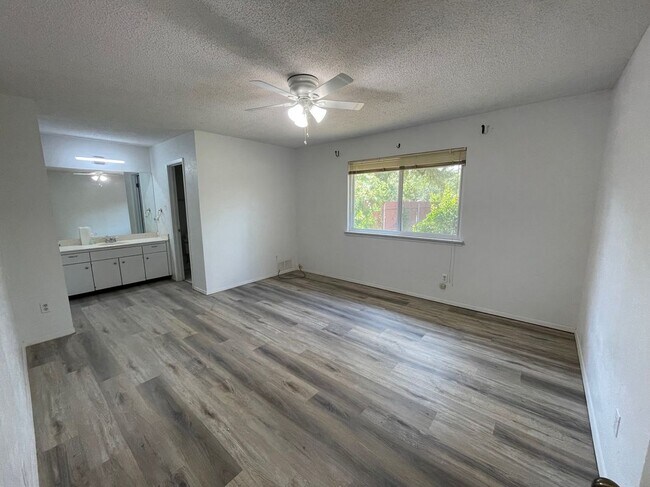 Building Photo - 8704 Black Oak St