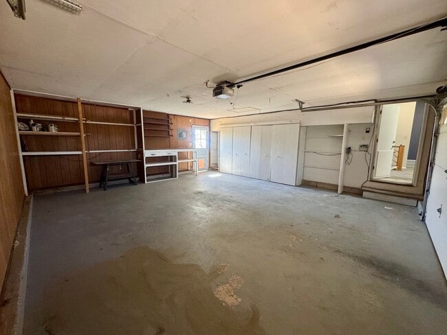Building Photo - 4 Bedroom Home in Villa Loma-Available NOW