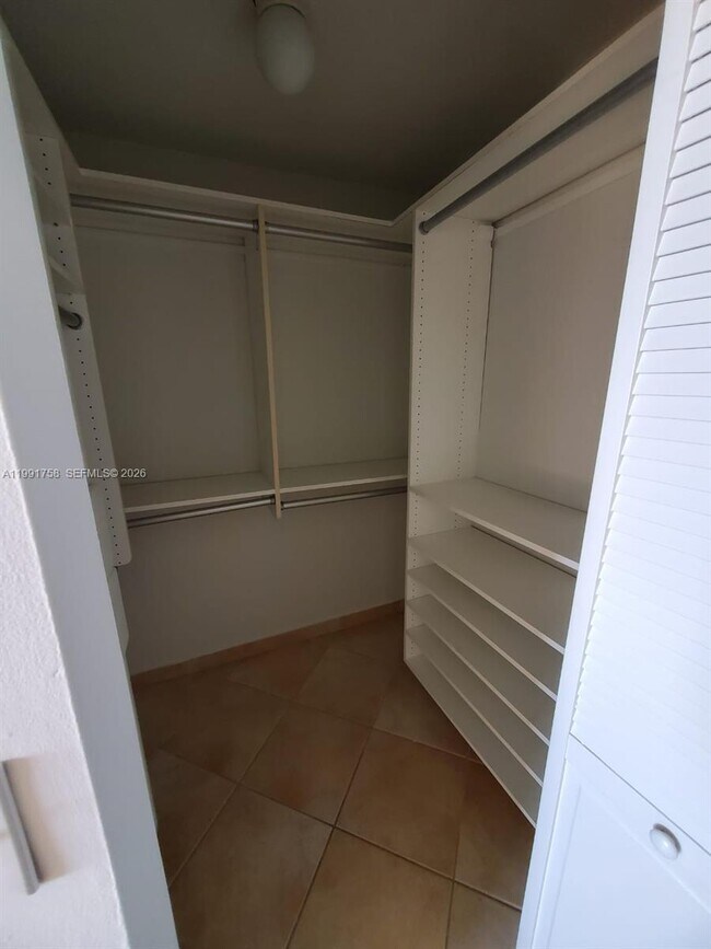 Building Photo - 555 NE 30th St