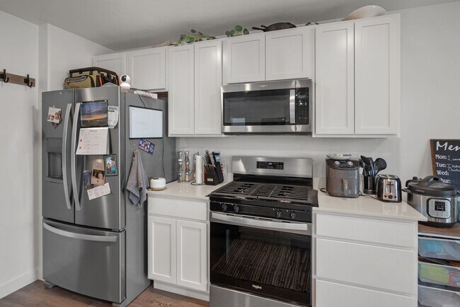 Building Photo - 988 W Broadleaf Dr