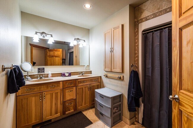 Building Photo - dschase