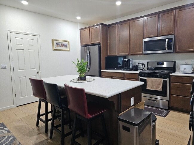 Building Photo - Beautiful Single Story 4 bed, 2 bath with ...
