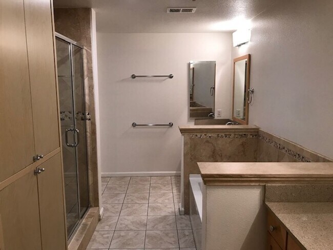 Building Photo - 2BR + 2 1/2BA CONDO AVAILABLE NOW IN BURBANK!