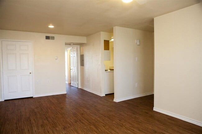 Building Photo - 910 N Frio St