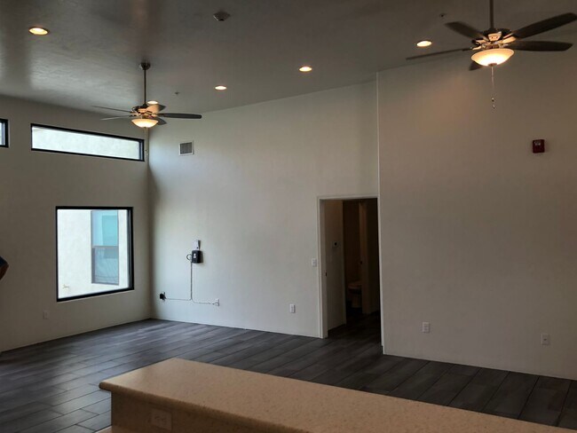 Building Photo - 2430 E 6th St