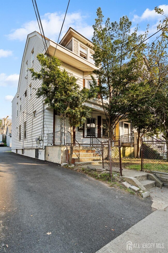 Building Photo - 922 Grove St