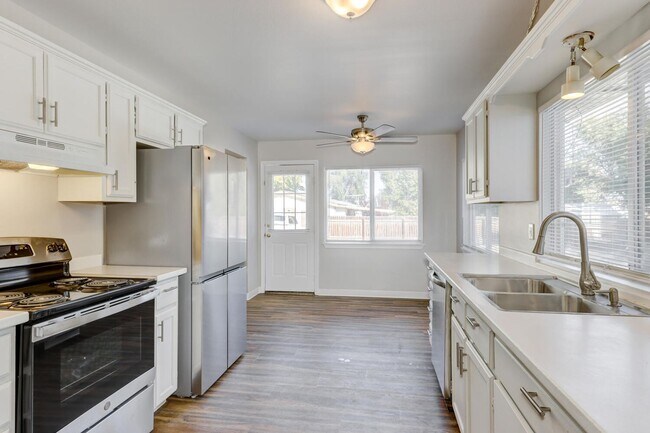 Building Photo - Dewey Duplex