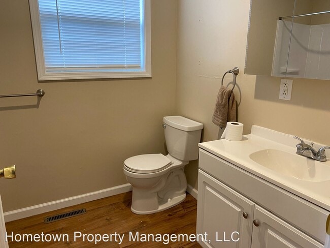 Building Photo - 4 br, 1 bath House - 3500 Elm St