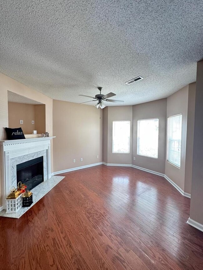Building Photo - Move-in ready townhome in East Point/Colle...