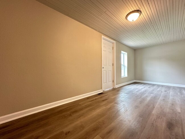Building Photo - 3 Bedroom 2 Stall Detached Garage Fairgrounds